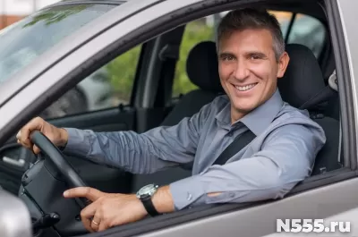 водитель на своем автомобиле